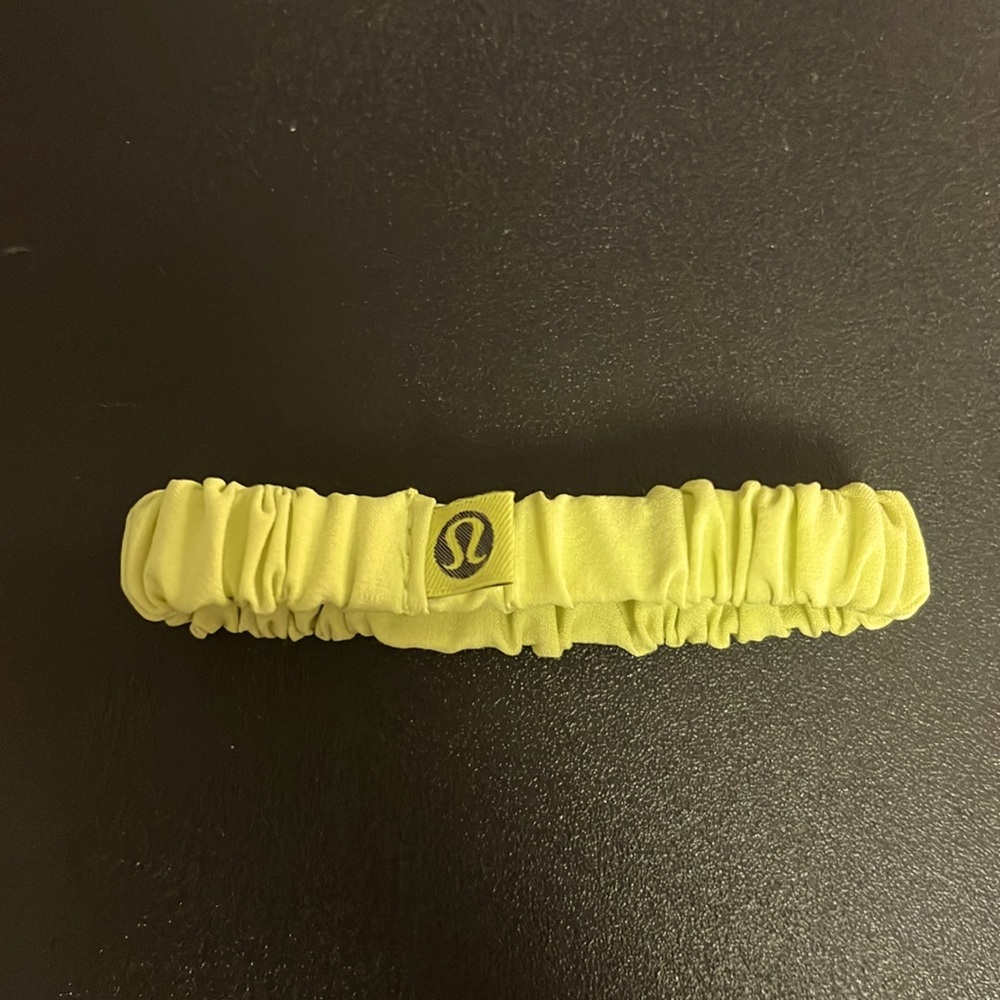1046. NWOT - Lululemon Skinny Scrunchie Green